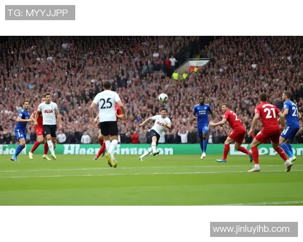 深圳足球队的团队协作揭秘：如何在绿茵场上实现完美配合与默契合作